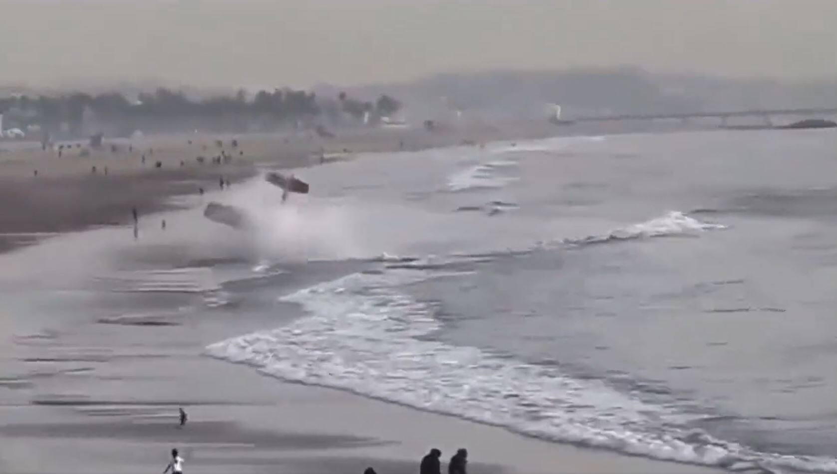 In the video |  Small plane crashes on Santa Monica beach