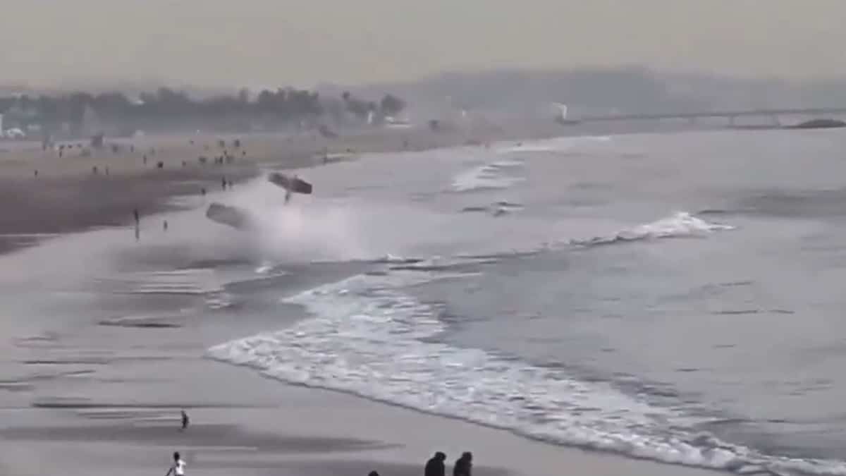 In the video | Small plane crashes on Santa Monica beach In the video | Small plane crashes on Santa Monica beach
