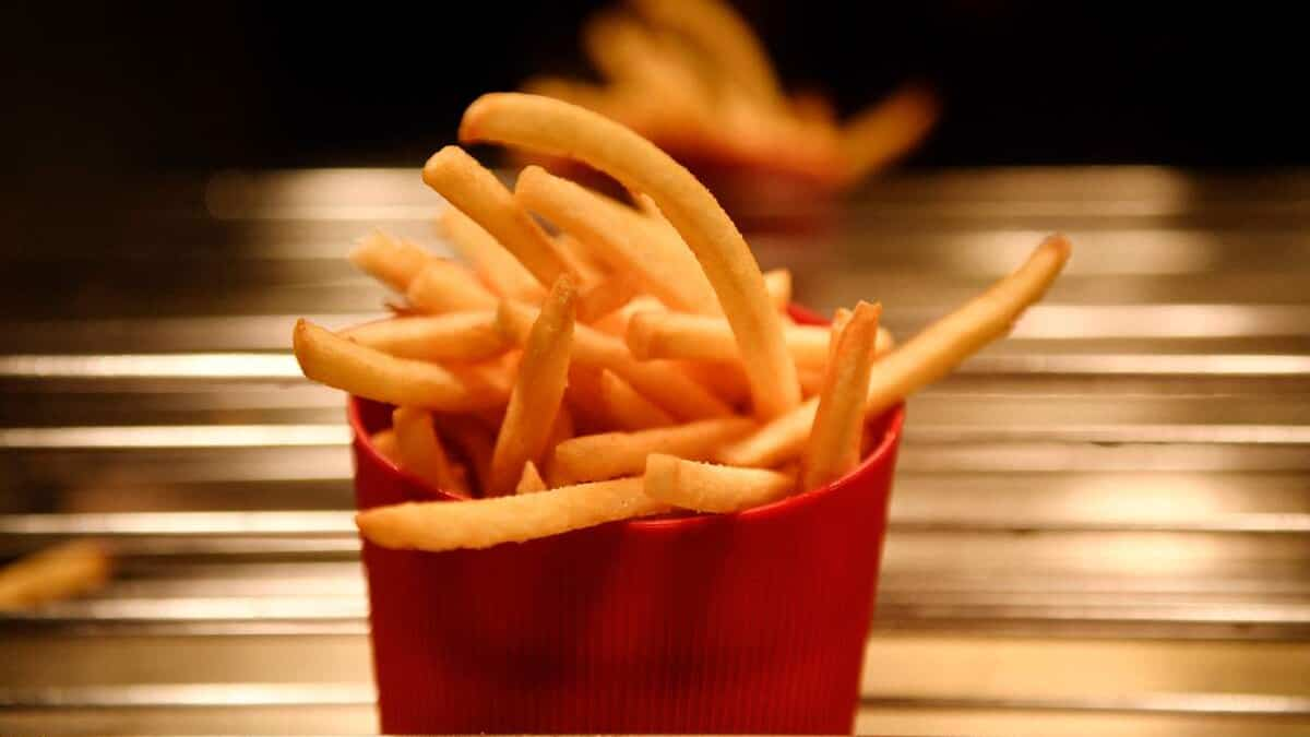 Cerca di picchiare il suo ragazzo per la storia delle patatine fritte