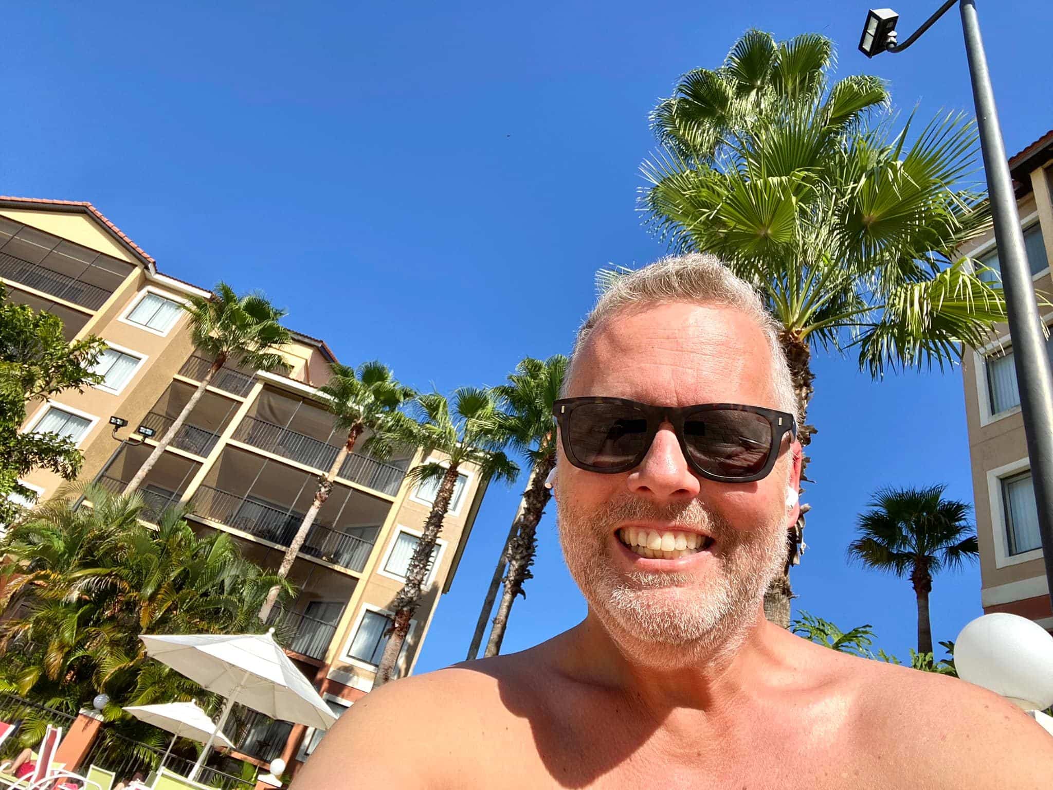 Image principale de l'article Les vacances de cet animateur ont l’air tristes