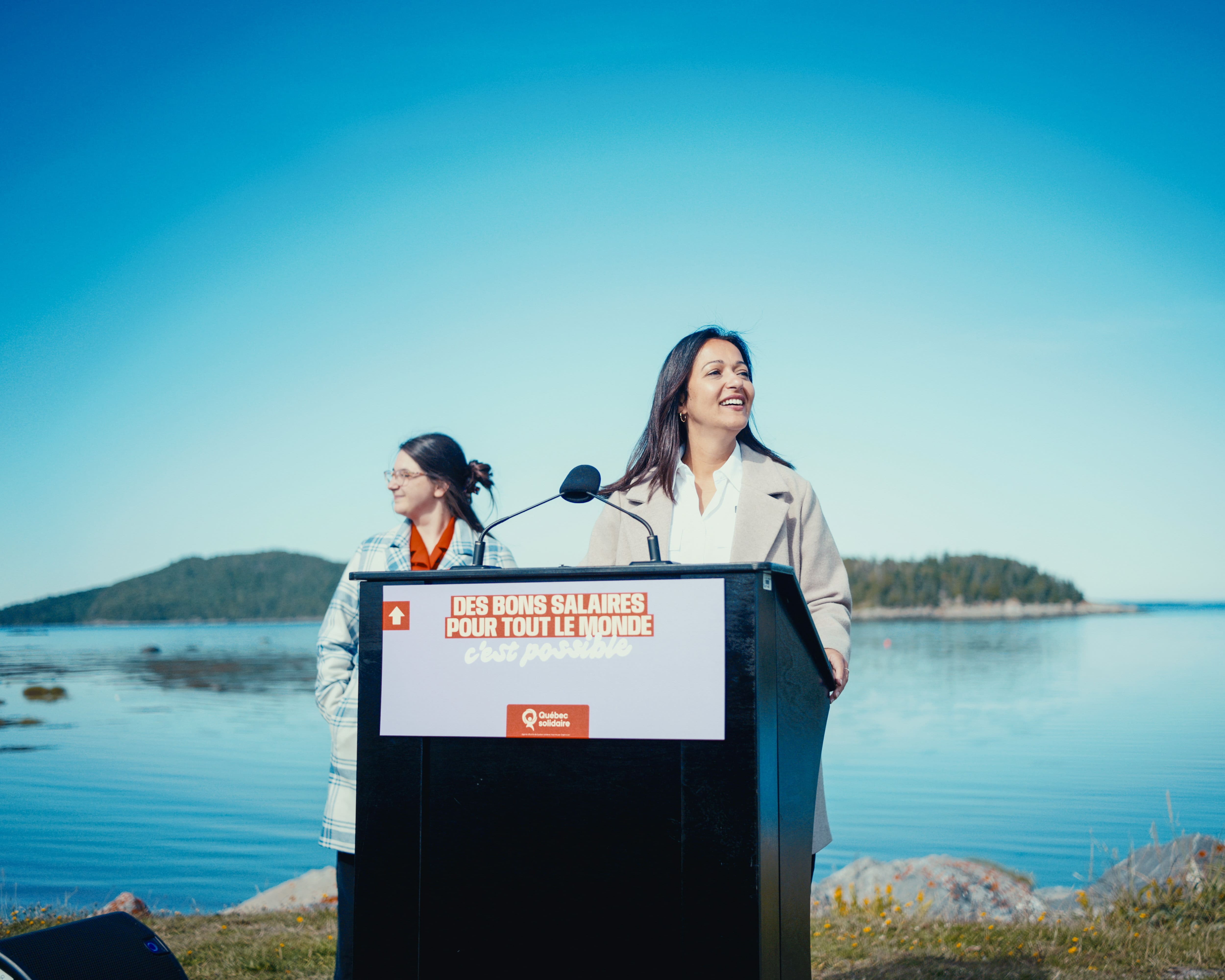 La co-porte-parole de Québec solidaire, Ruba Ghazal, lors d'une conférence de presse au Bic,  Rimouski, avec sa candidate Virginie Chevalier-Archambault.