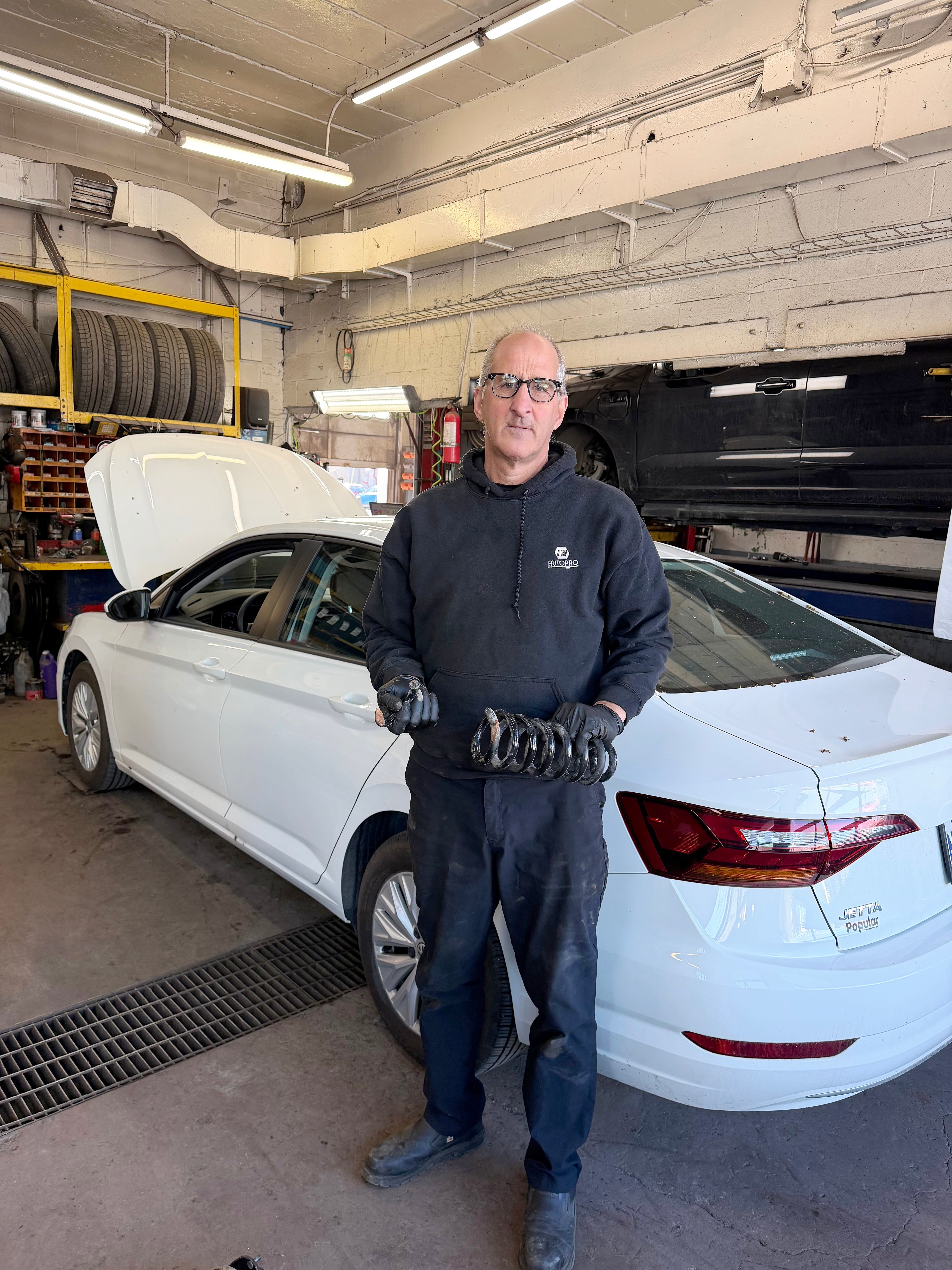 Une année record de réparations automobiles en raison des nids-de-poule: «C’est hallucinant!» affirme un garagiste