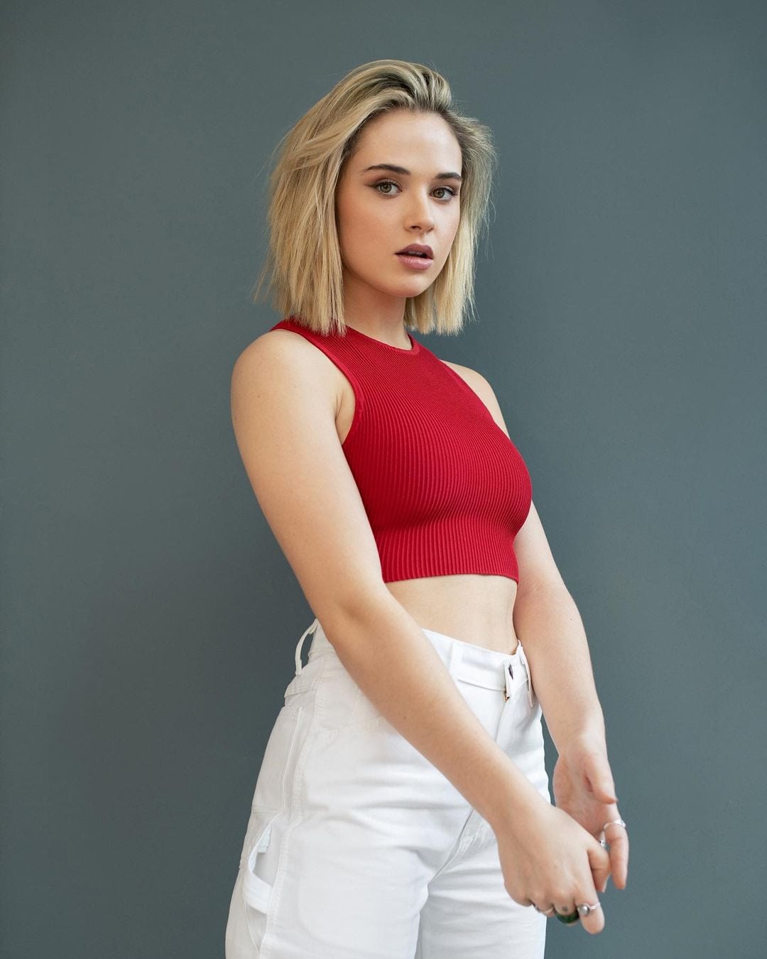 Emi Chicoine dans un look sexy au bal Harry Potter