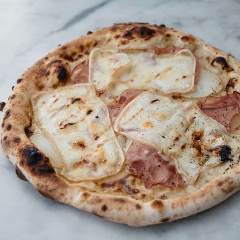 Une pizza-raclette à faire saliver au Heirloom