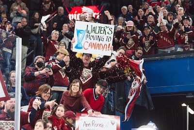 Des fãs heureux d'une finale toute canadienne entre Montreal e Ottawa.