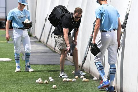 Under the supervision of Jean-Philippe Roy, the youngsters from the baseball sports studies at Canonniers de Québec broke the ice by stepping into the field to Stade Canac.