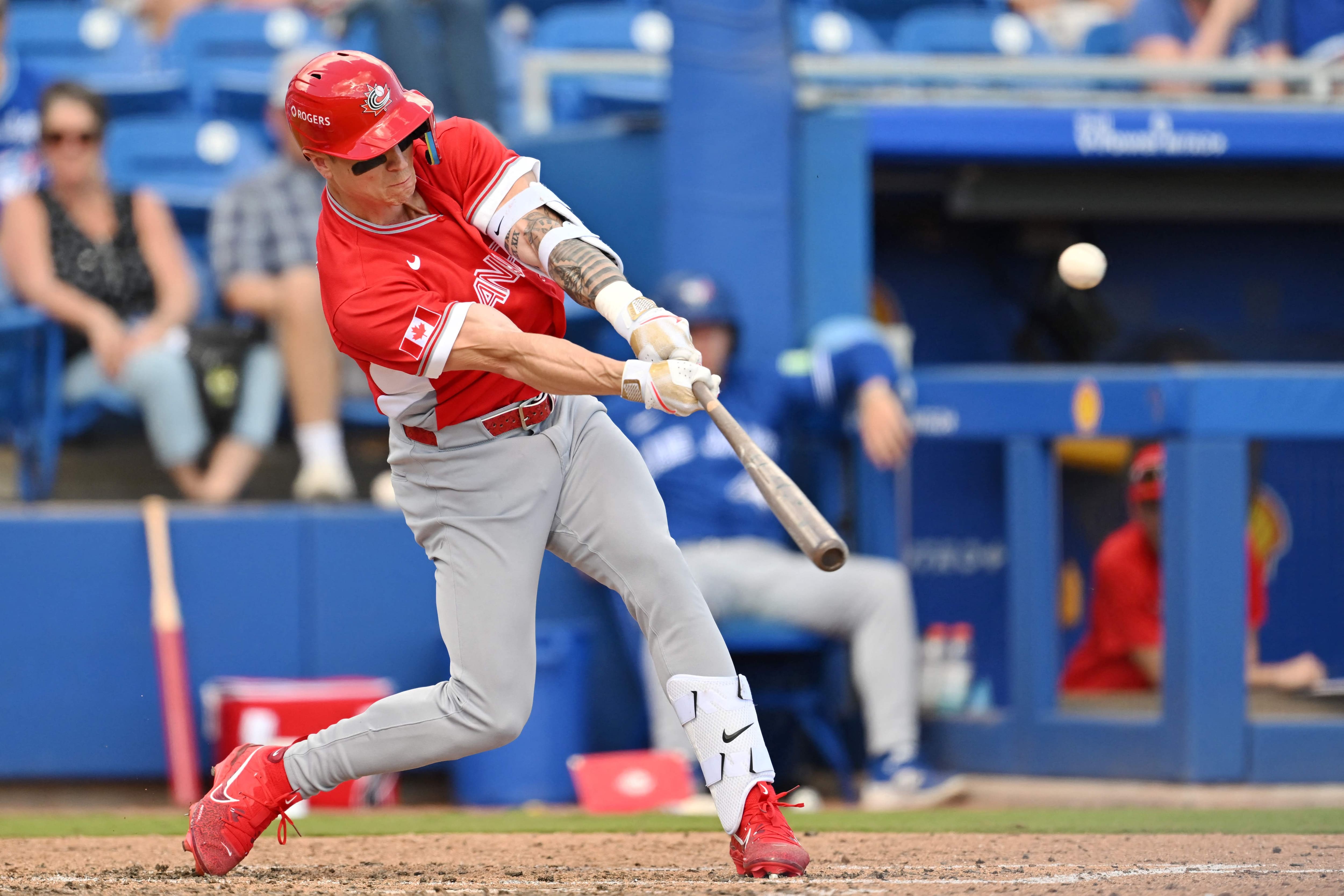 Tyler O'Neill, no bastão, durante a partida preparatória do Canadá contra os Blue Jays, em 3 de março de 2026, em Dunedin.