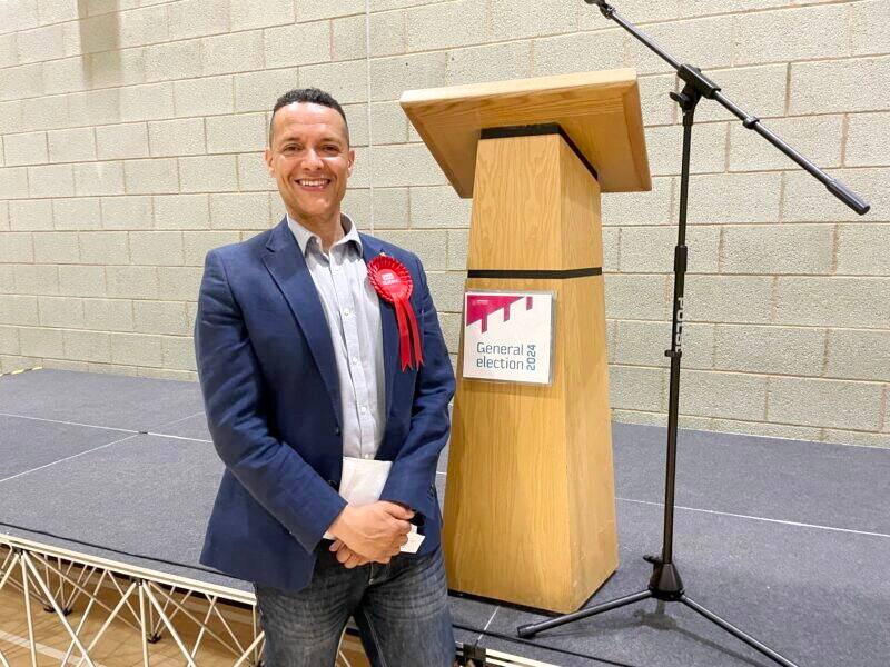 Des d&eacute;put&eacute;s britanniques protestent contre la monarchie pendant le serment au roi