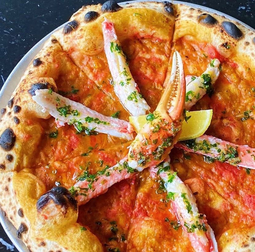 Une pizza au crabe à faire saliver au Elena 