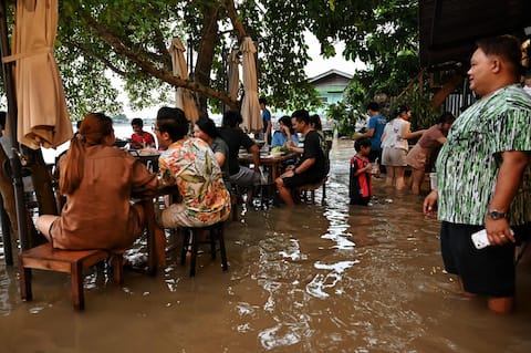 In Bangkok, a restaurant surfing the flood waters