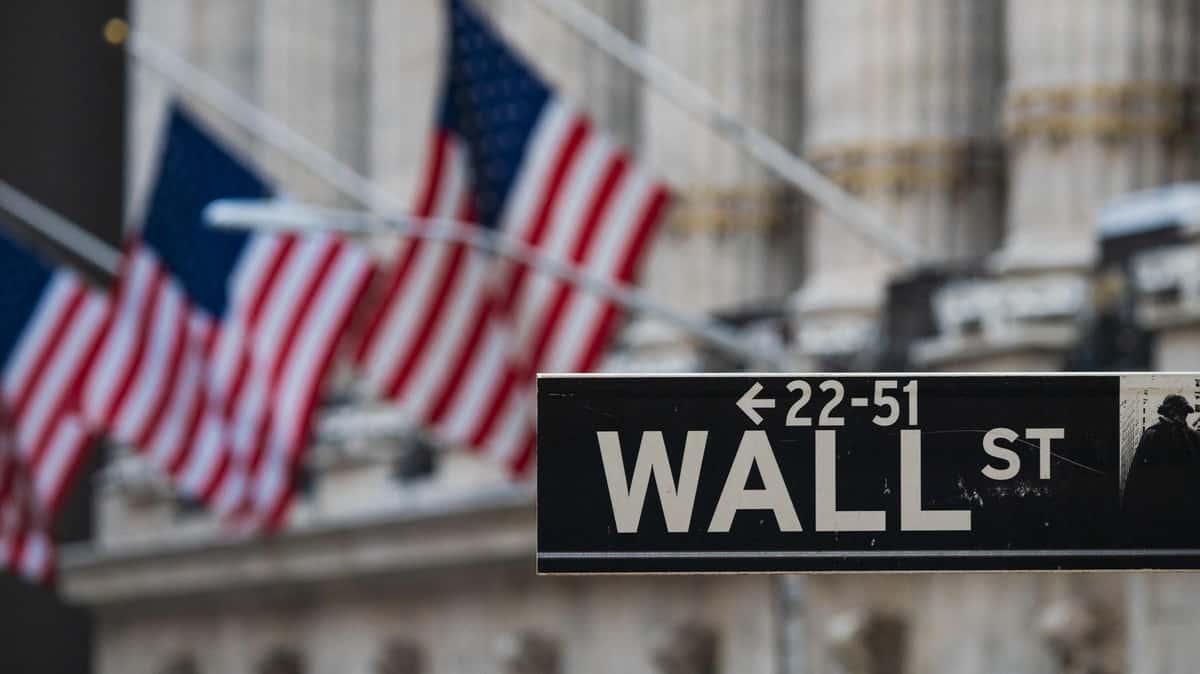 Wall Street termine dans le rouge, la rotation amplifiée par une panne informatique