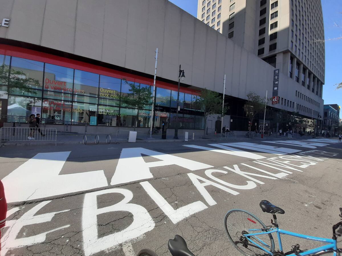 Black Lives Matter: la rue Sainte-Catherine imite la 5e Avenue | TVA ...
