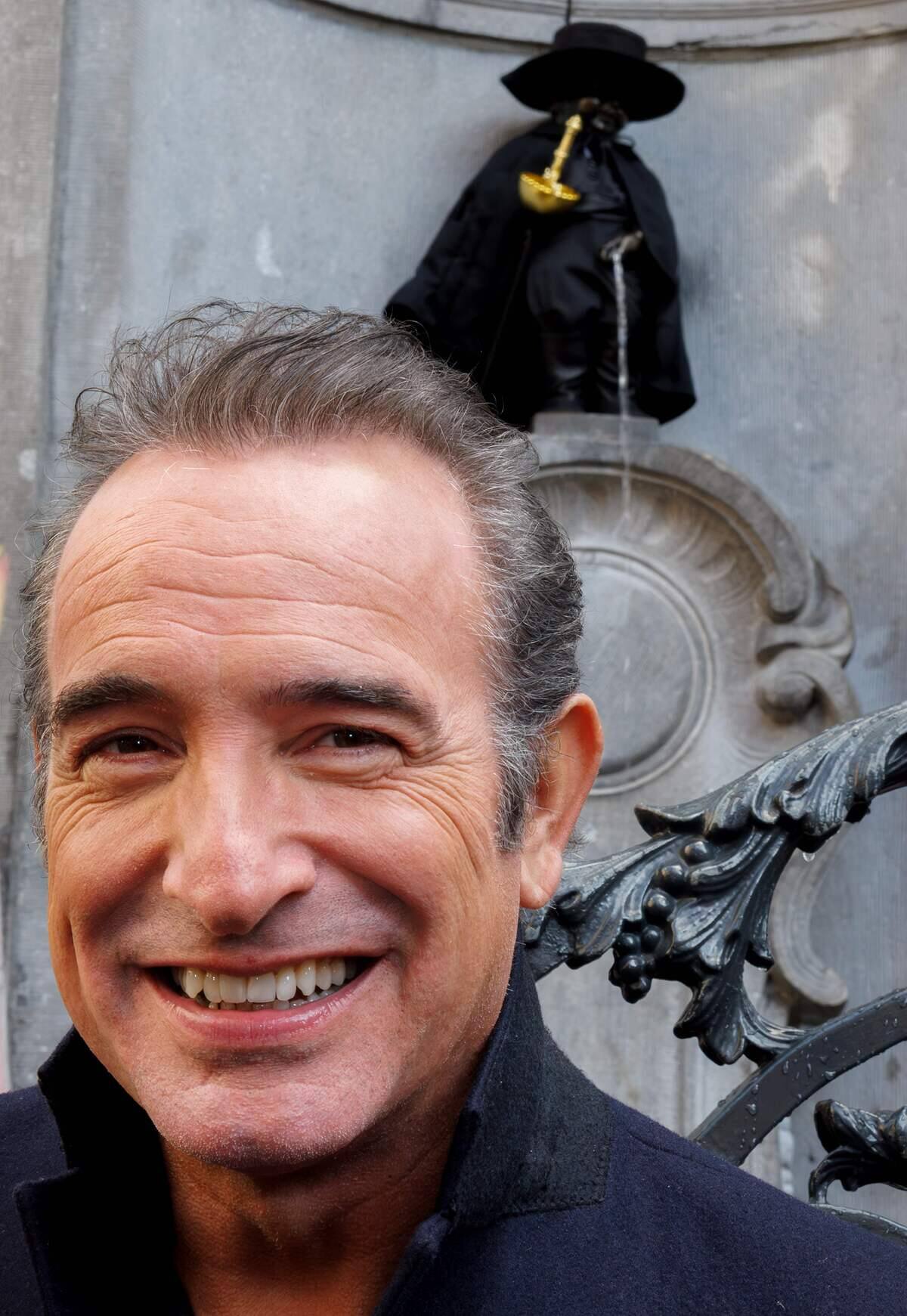[EN PHOTOS]  Manneken-Pis disfrazado de Zorro para la entrega de una medalla al actor Jean Dujardin 