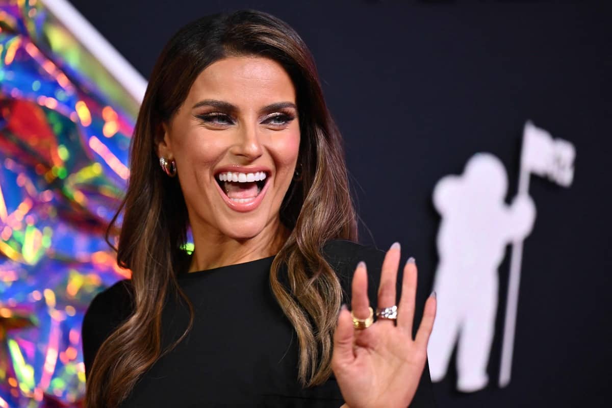 Nelly Furtado dans une robe dos nu aux fesses