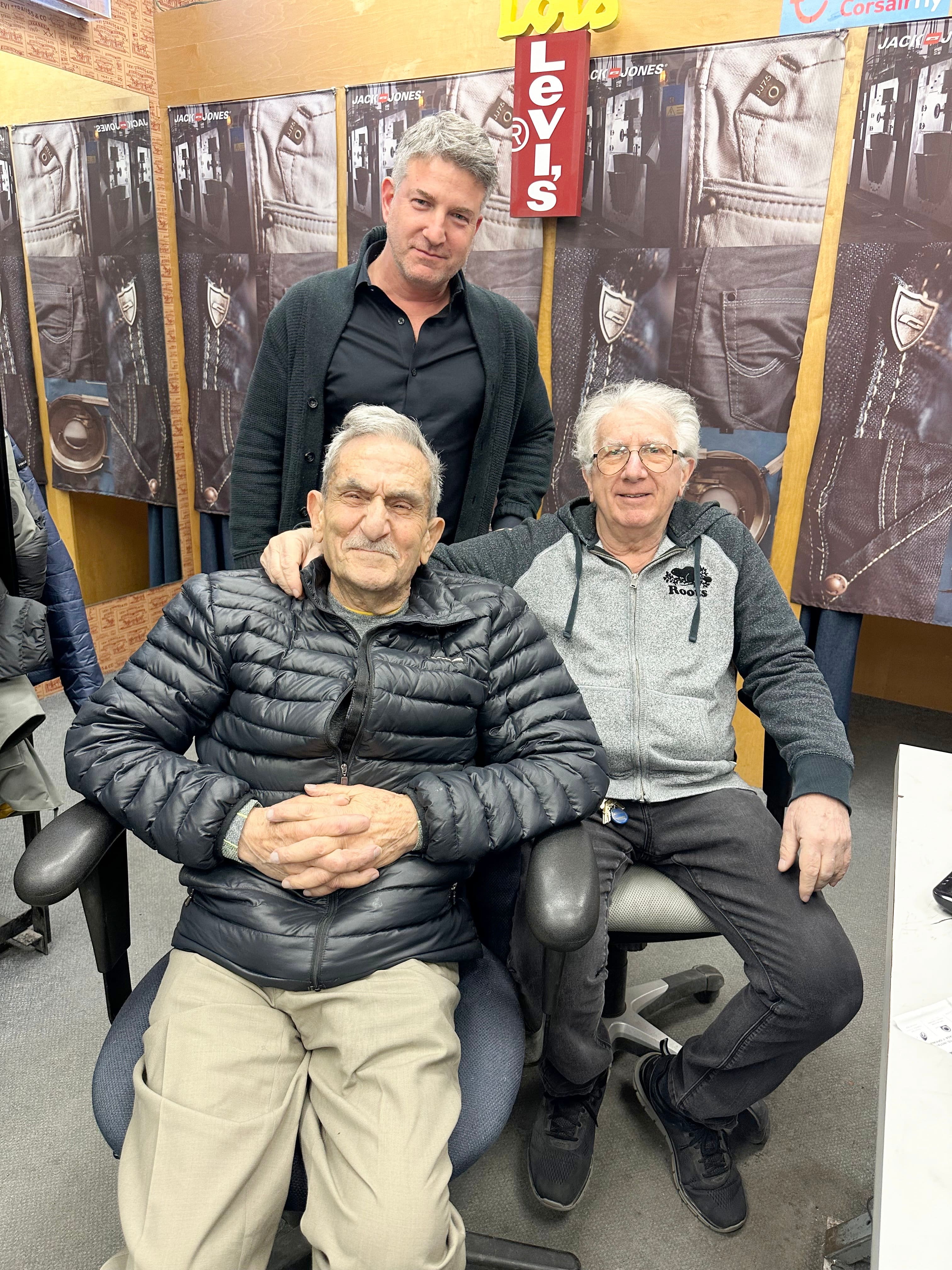 &laquo;Les bons prix et le service efficace sont notre ADN depuis 100 ans&raquo;: ces Montr&eacute;alais vendent des pantalons de p&egrave;re en fils