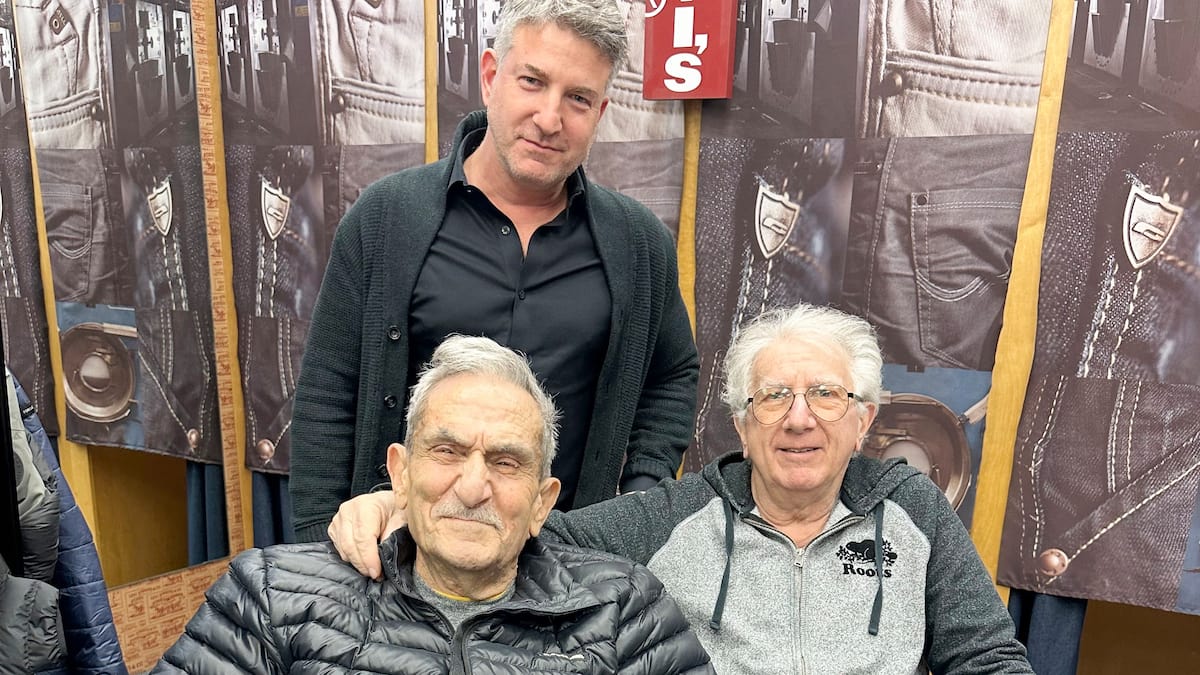 «Les bons prix et le service efficace sont notre ADN depuis 100 ans»: ces Montréalais vendent des pantalons de père en fils