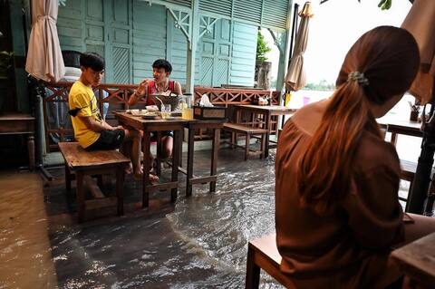 In Bangkok, a restaurant surfing the flood waters