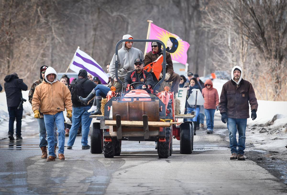 Les Mohawks de Kahnawake ont levé leur barricade | TVA Nouvelles