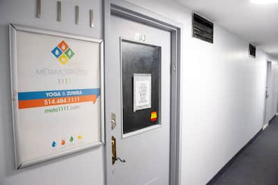 Retrato del acupunturista Gasan Askerow, multado con 30.000 dólares, en particular por utilizar agujas sucias en quebequenses. Al fondo, agujas contaminadas encontradas en su despacho durante la investigación del síndico de la Orden.