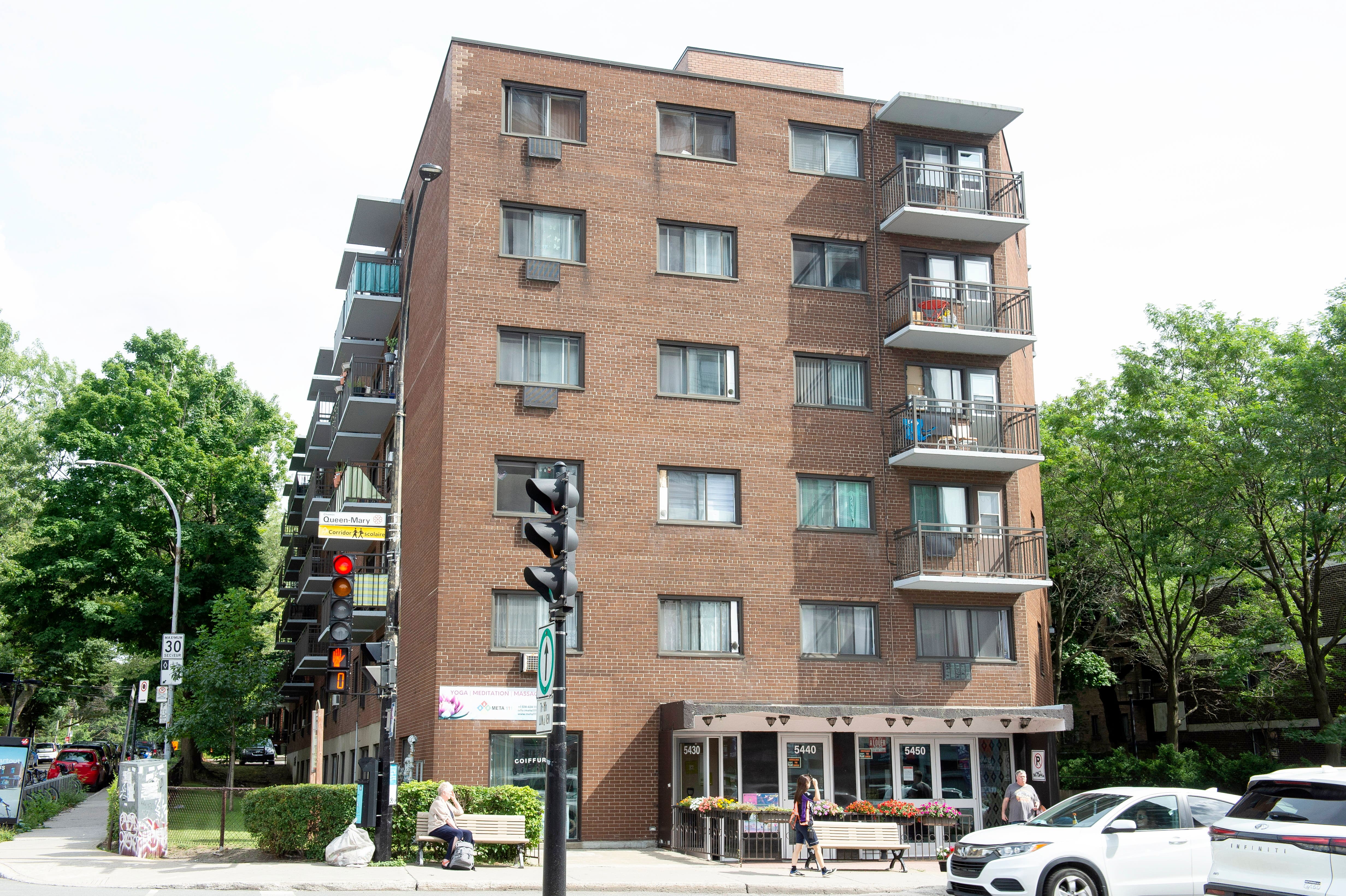 Retrato del acupunturista Gasan Askerow, multado con 30.000 dólares, en particular por utilizar agujas sucias en quebequenses.  Al fondo, agujas contaminadas encontradas en su despacho durante la investigación del síndico de la Orden.