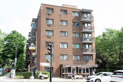 Retrato del acupunturista Gasan Askerow, multado con 30.000 dólares, en particular por utilizar agujas sucias en quebequenses. Al fondo, agujas contaminadas encontradas en su despacho durante la investigación del síndico de la Orden.