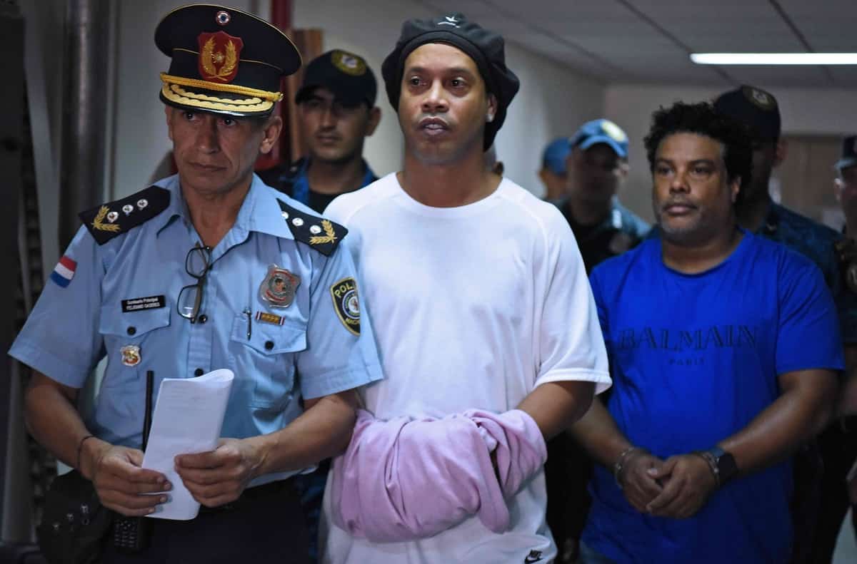 Ronaldinho accusé d'être entré au Paraguay avec un faux passeport Ronaldinho accusé d'être entré au Paraguay avec un faux passeport