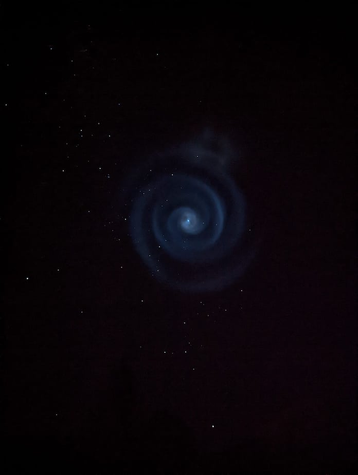 Image principale de l'article Une mystérieuse spirale lumineuse dans le ciel