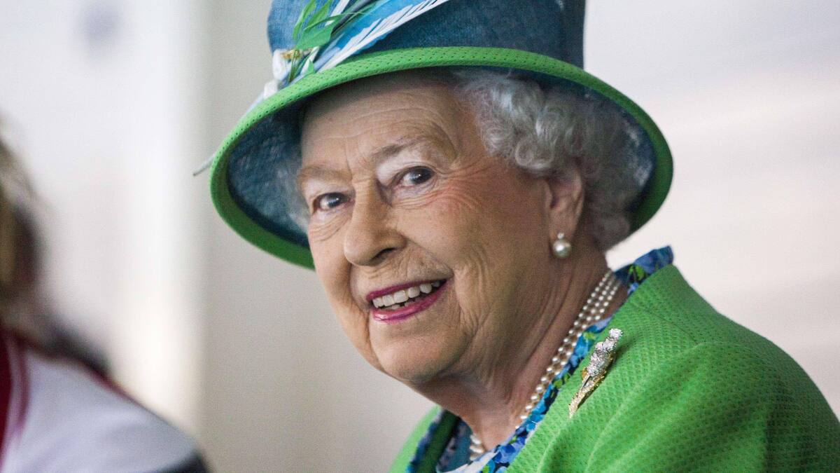 La reine Elizabeth II présente à un double baptême