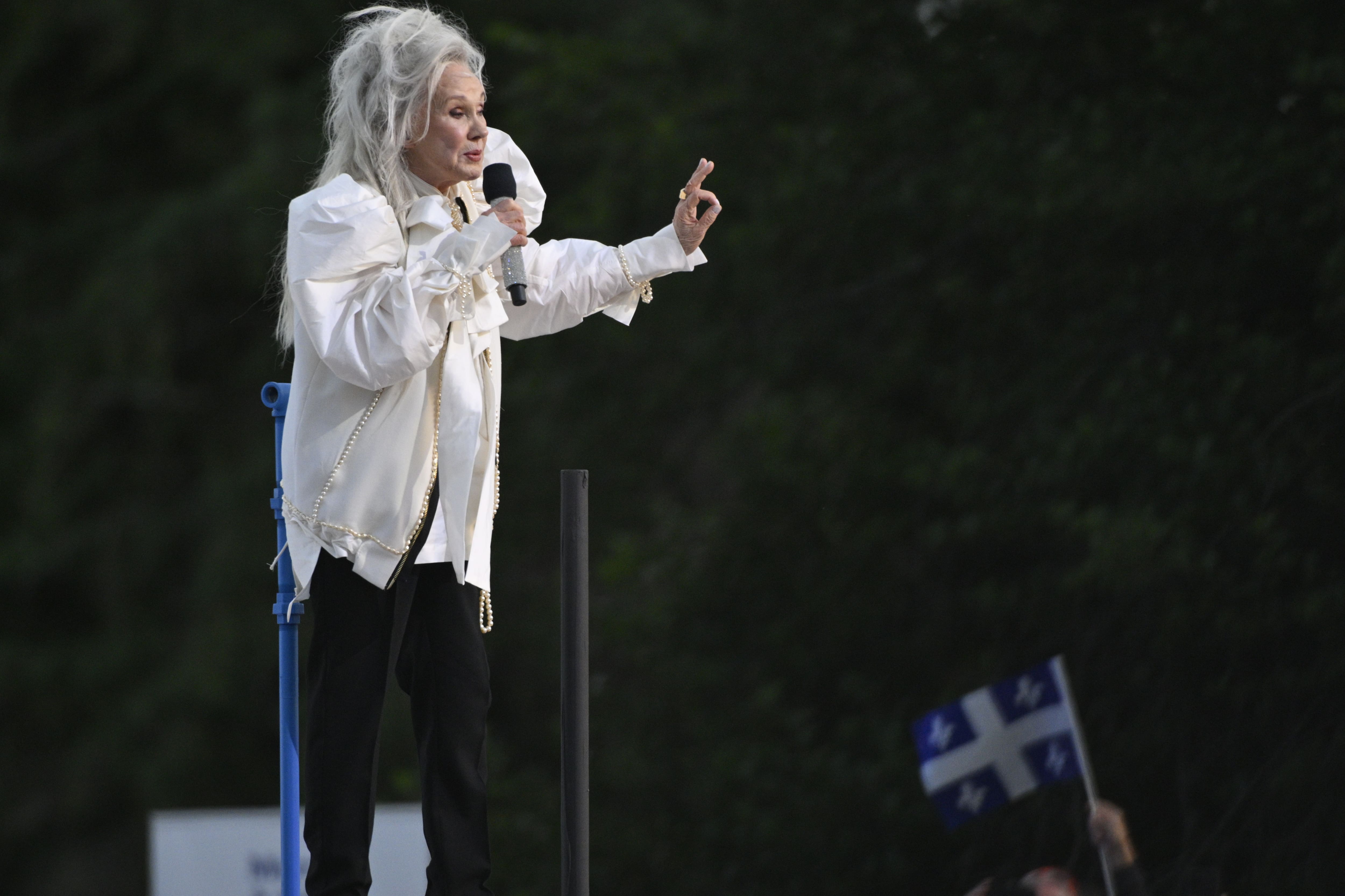 À 81 ans, la grande Diane Dufresne enflamme les planches du parc Maisonneuve