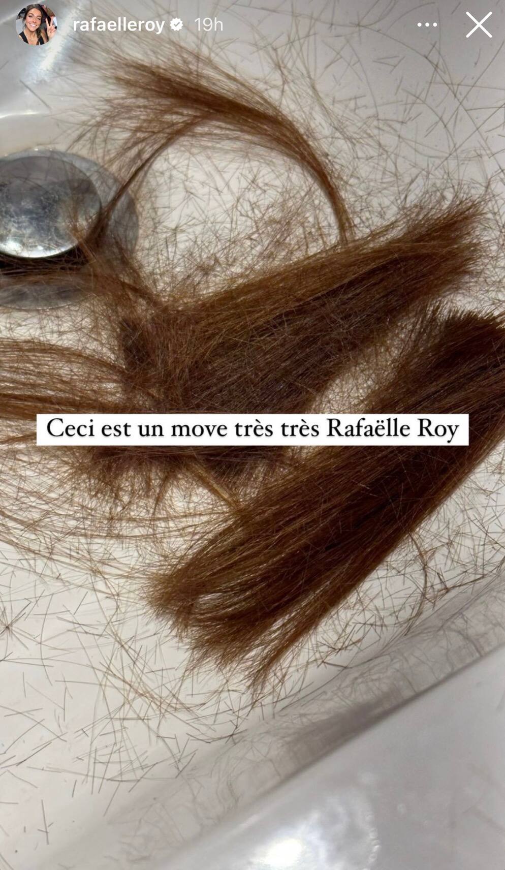 Rafaëlle Roy coupe ses cheveux elle-même et le résultat est saisissant ...