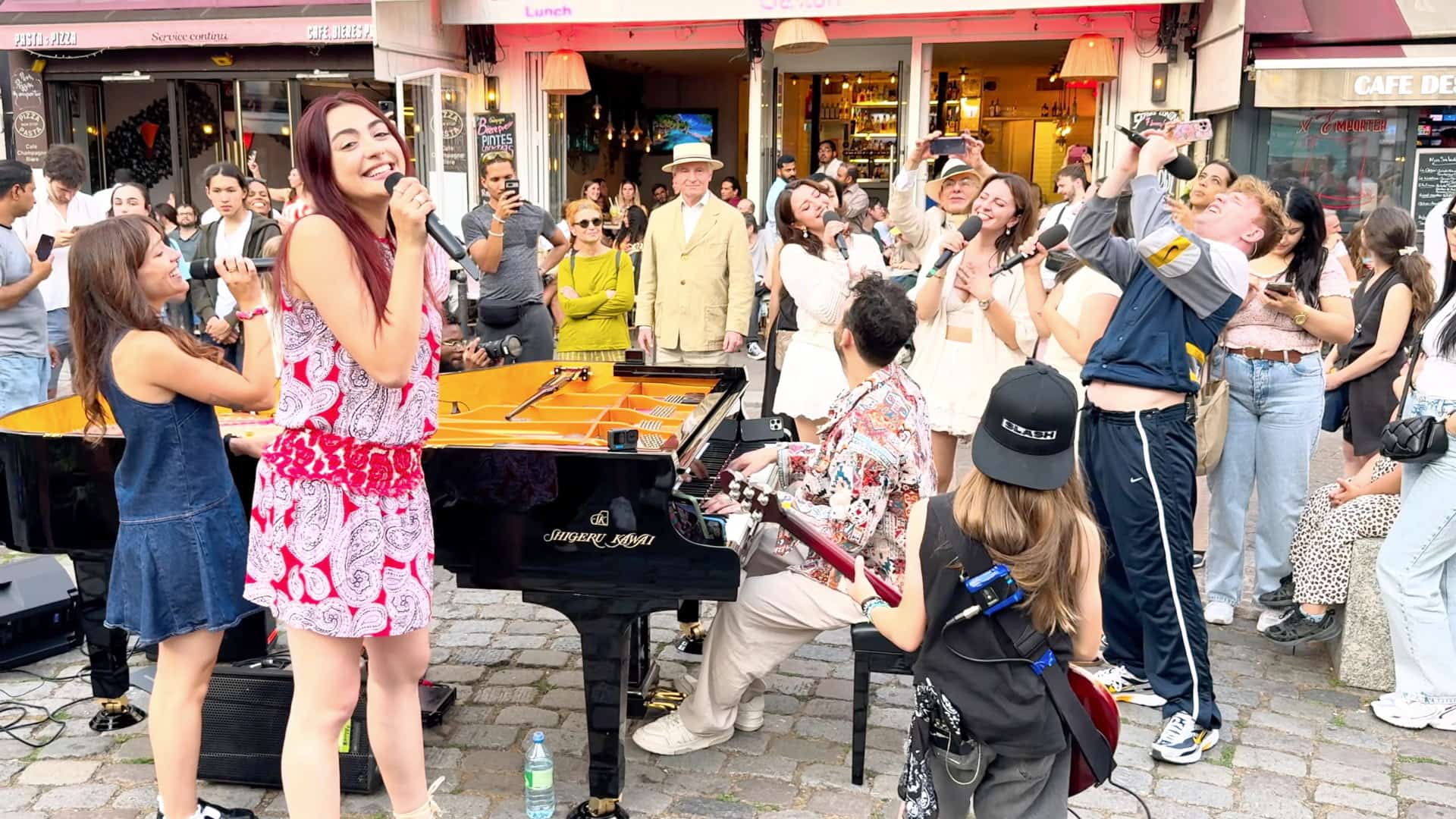 VIDÉO] Voyez l'impressionnant flashmob de Bohemian Rhapsody interprété par  30 chanteurs et musiciens en plein Paris | JDM