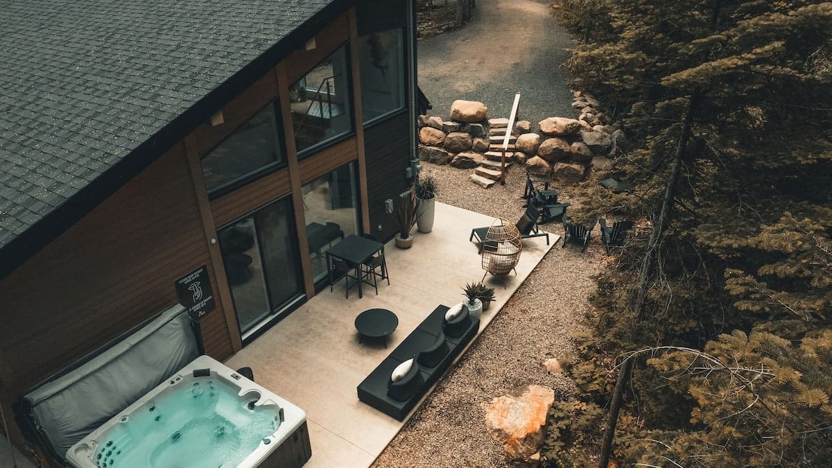 Un chalet contemporain en forêt avec un spa privé