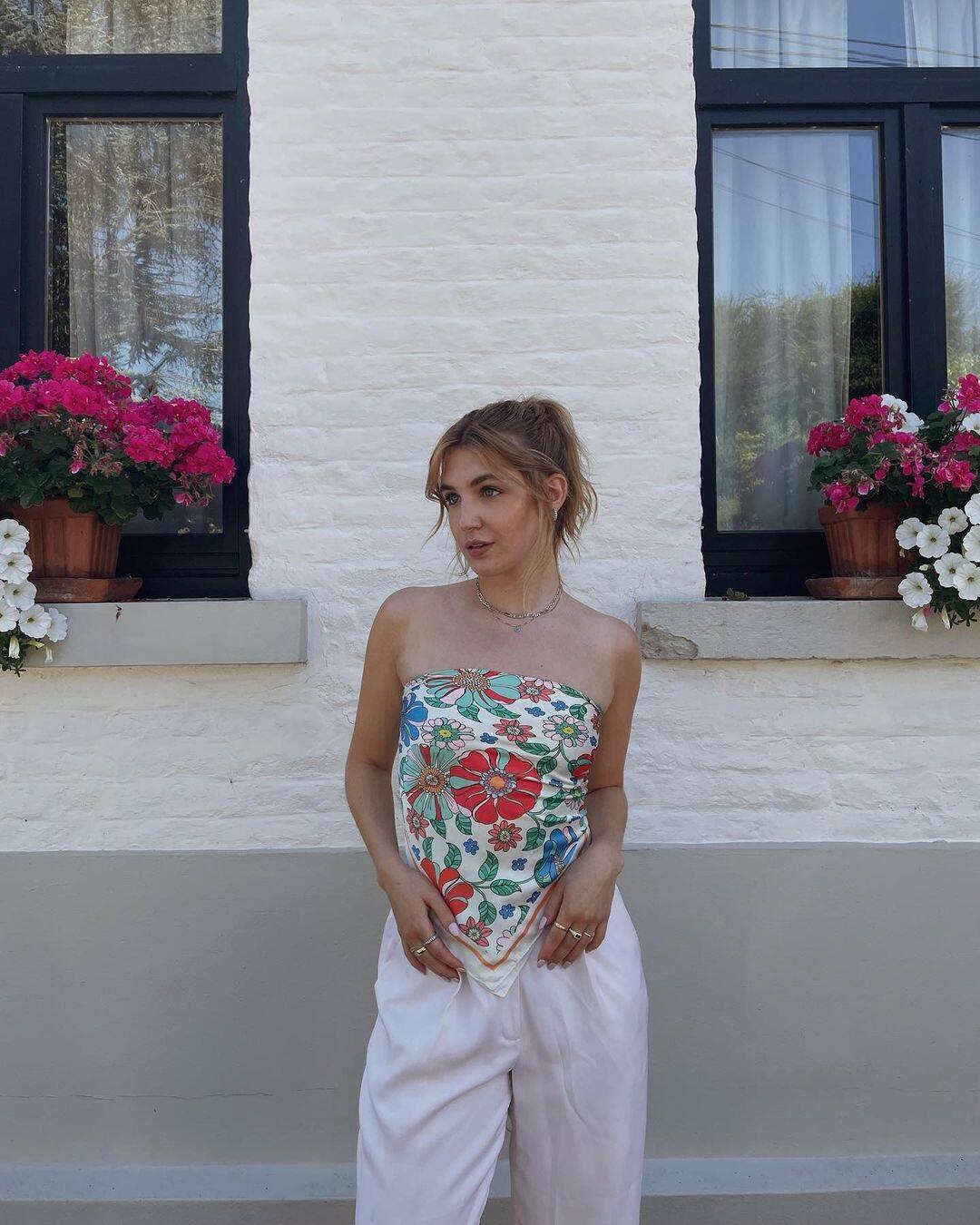 Sophie Nélisse brille dans un corset sexy