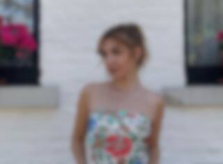 Sophie Nélisse brille dans un corset sexy