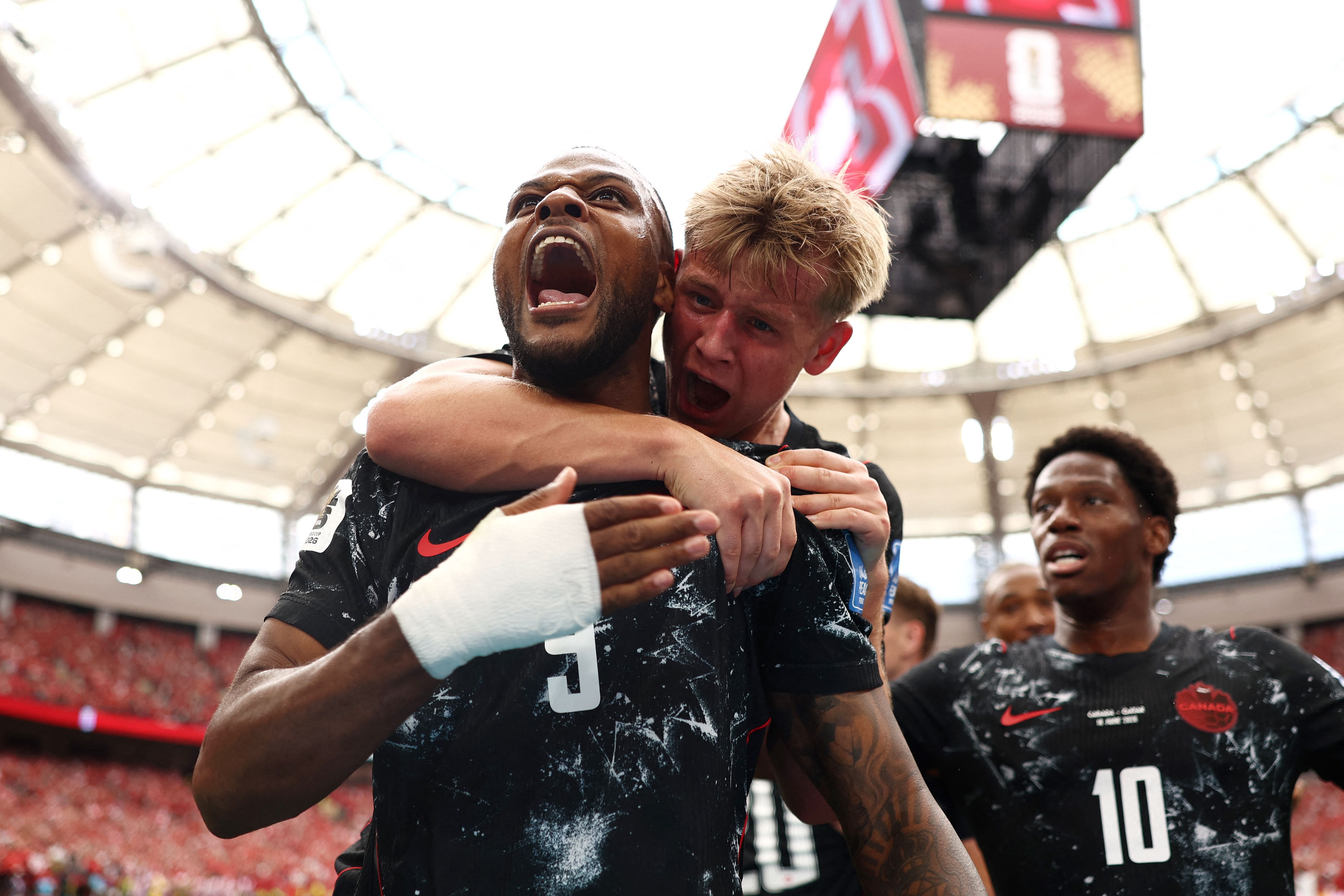 Luc de Fougerolles felicitou Cyle Larin após a estreia, mas do Canadá sob os olhos de Jonathan David, jogou em Vancouver, contra o Catar.