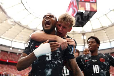 Luc de Fougerolles felicitou Cyle Larin após a estreia, mas do Canadá sob os olhos de Jonathan David, jogou em Vancouver, contra o Catar.