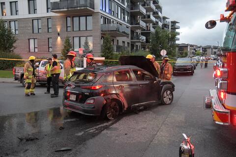 The automobile had to be completely towed away to prevent the fire from spreading to other vehicles or to the structure of the building located on rue Claire-Bonenfant near Boulevard Robert-Bourassa in Quebec.