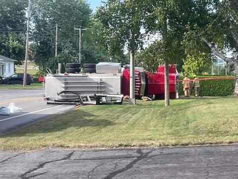 A fire truck driven by a drunk driver overturned in Amki, Pas-Saint-Laurent. The 60-year-old woman who was driving the van remained in critical condition on Sunday.