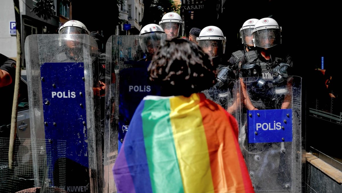 Più di 200 arrestati durante la Pride March a Istanbul Più di 200 arrestati durante la Pride March a Istanbul