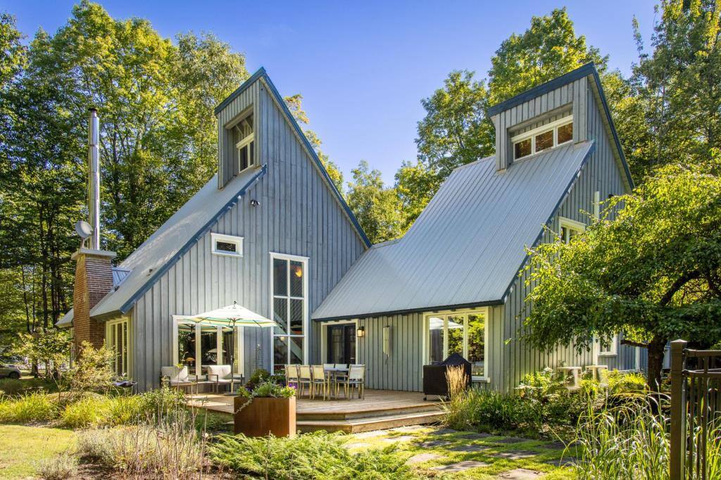 Charmante maison bleue à vendre pour 1 650 000$