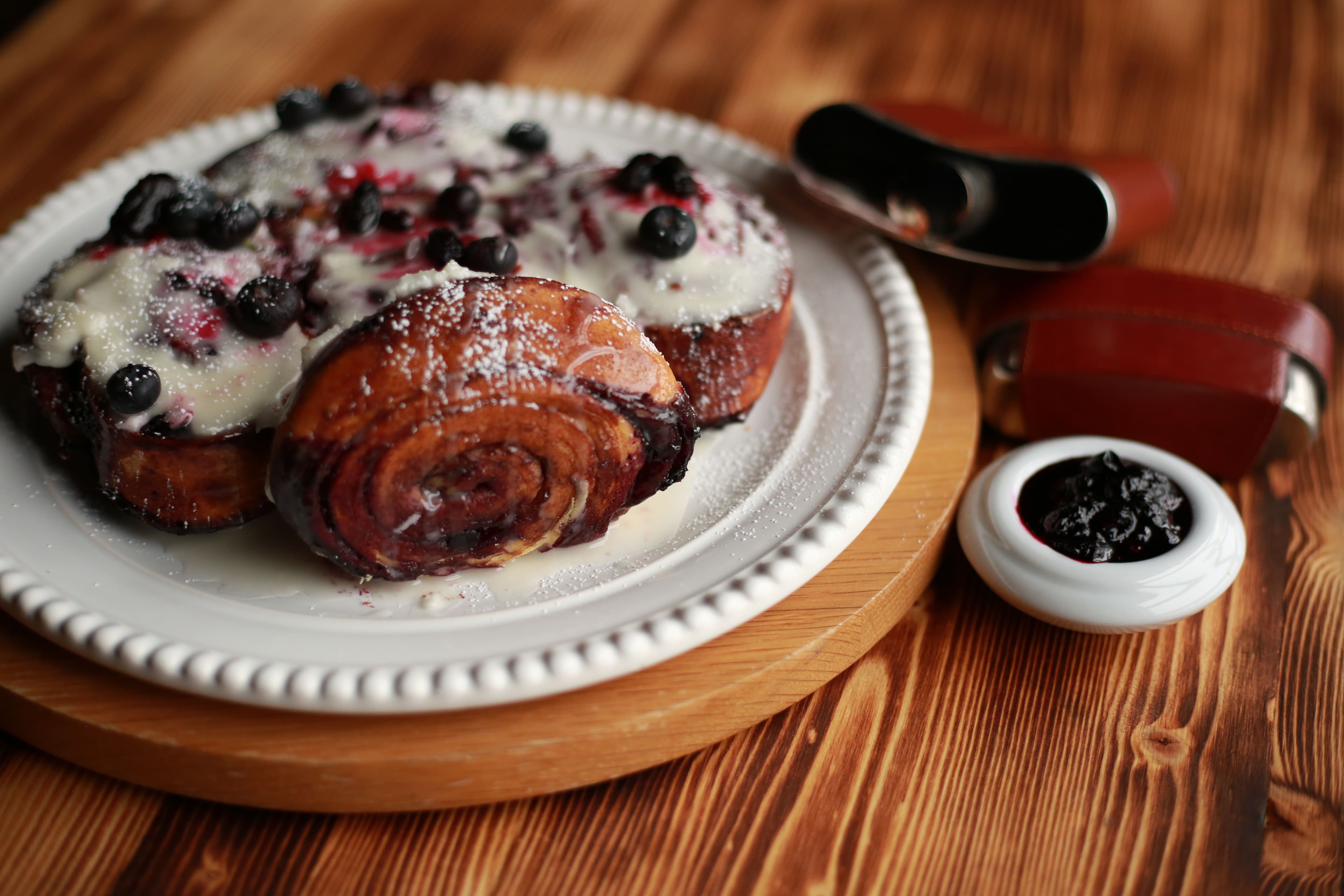 Brioches &agrave; la camerise, au bleuet et au whisky