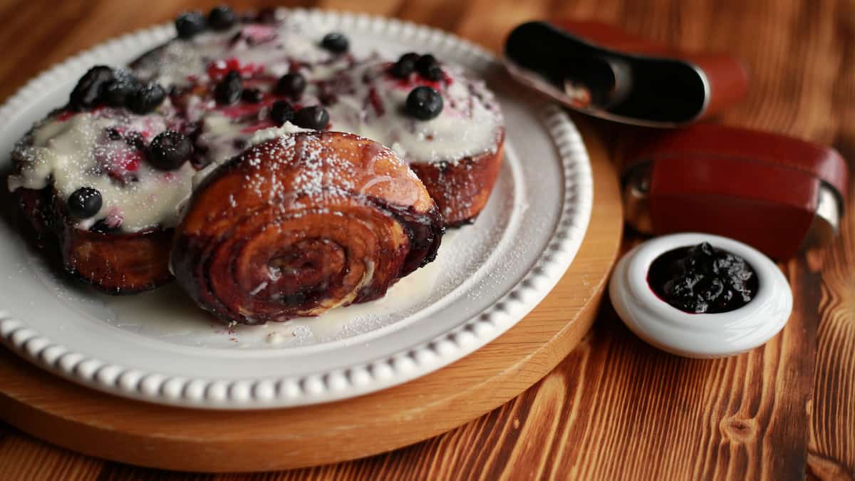 Brioches à la camerise, au bleuet et au whisky