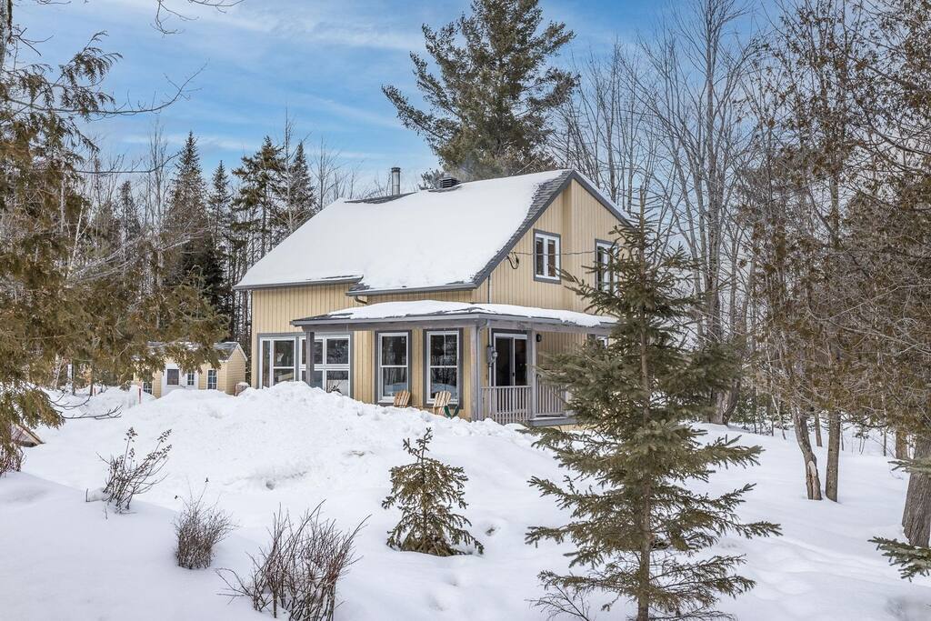 Une maison-chalet à vendre pour 429 000$ 