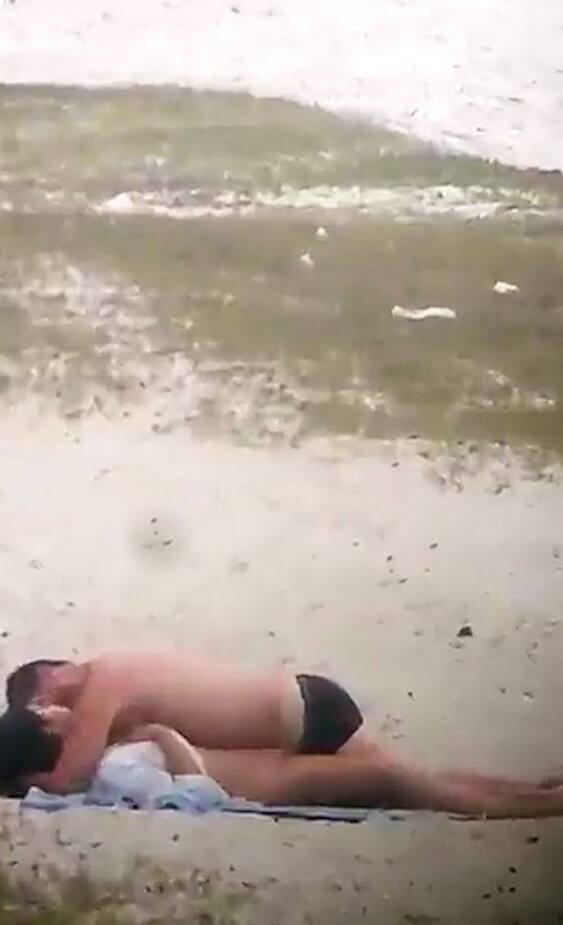 Un Couple Arrete Pour Avoir Fait L Amour Sur La Plage Dans Un Lieu Frequente Par Les Touristes Le Sac De Chips Un Couple Arrete Pour Avoir Fait L Amour Sur La Plage Dans Un Lieu Frequente Par Les Touristes Le Sac De Chips