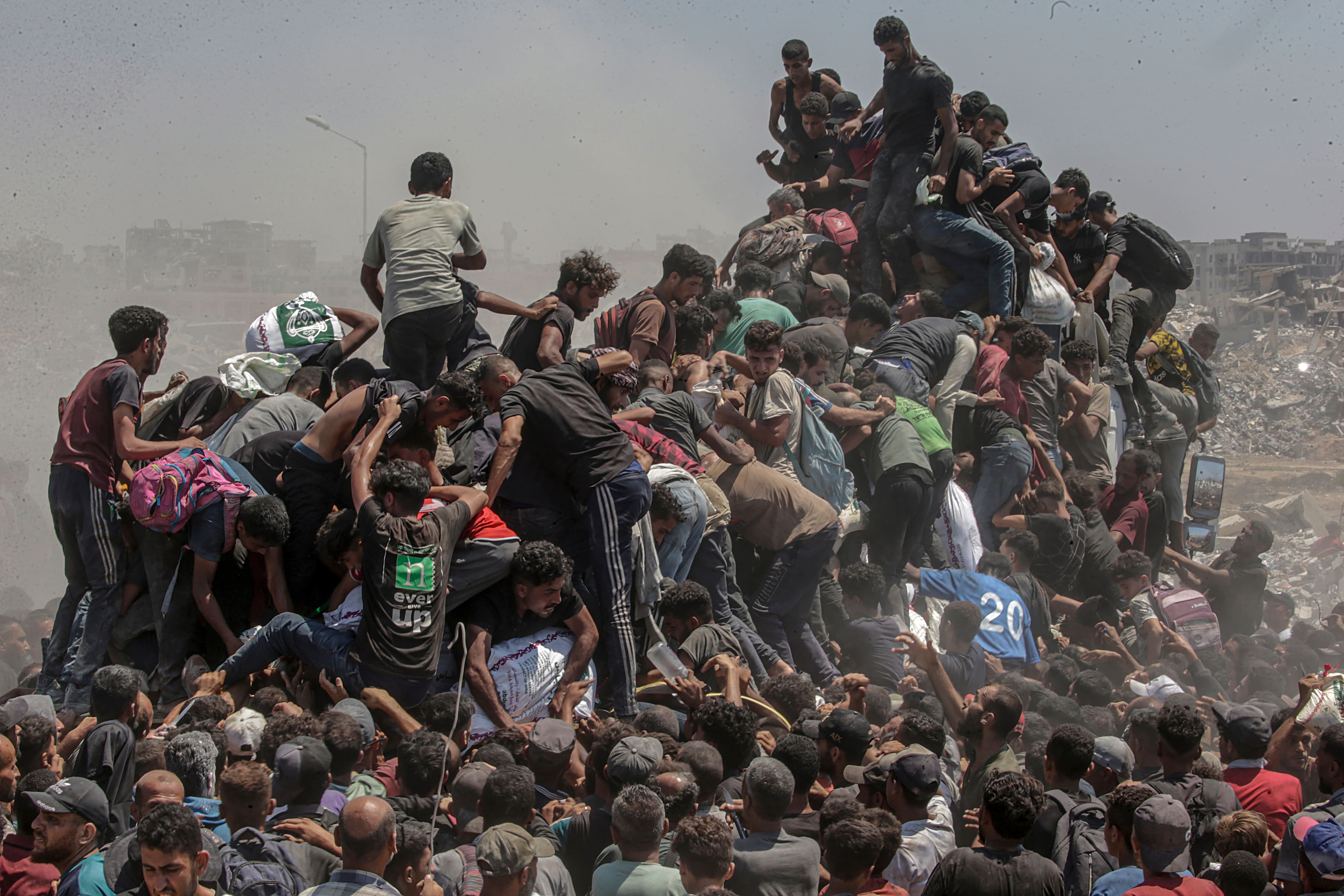 Finaliste pour la photo de l'année.Des Palestiniens grimpent sur un camion d’aide qui
entre dans la bande de Gaza par le passage de Zikim.
Ils tentent d’obtenir de la farine, au cours de ce que
l’armée israélienne appelle une « suspension tactique »
des opérations permettant l’acheminement de l’aide
humanitaire. 27 juillet 2025
Le photographe est né à Gaza et documente la vie
dans cette région depuis 1997.