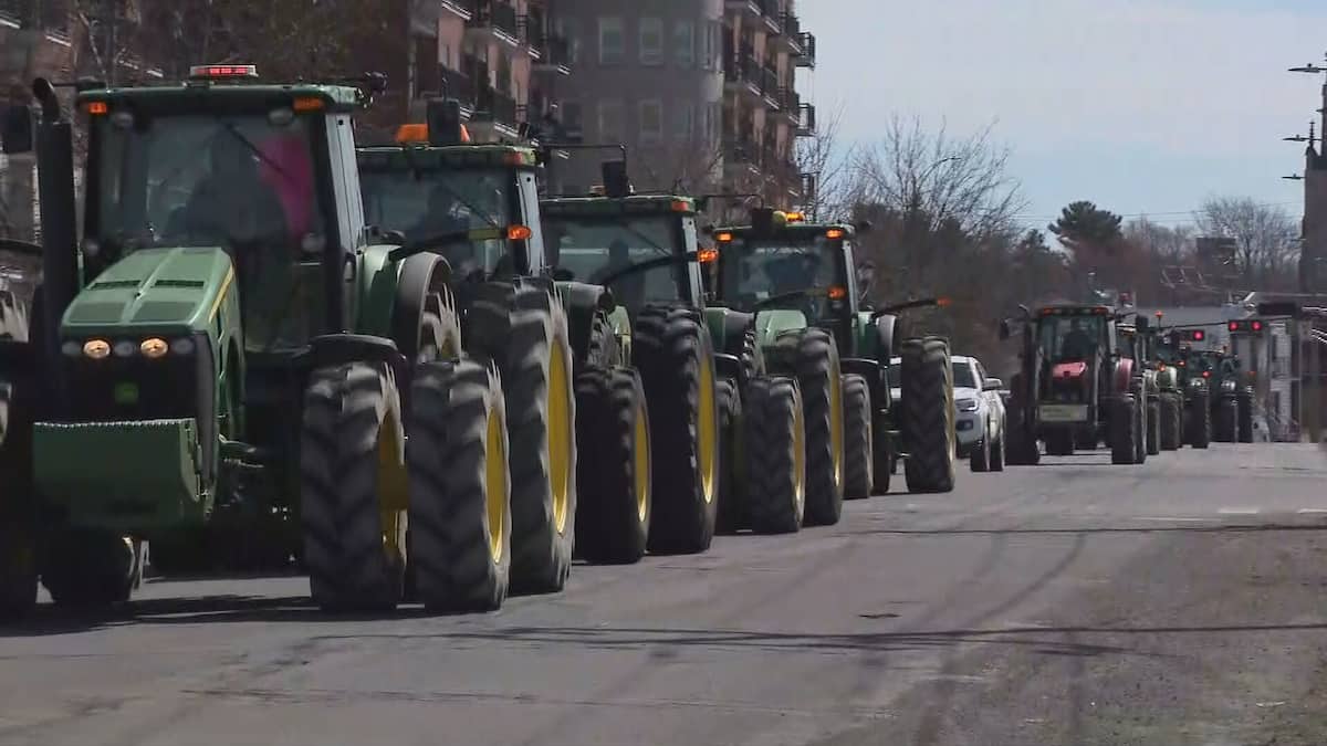 «L’environnement nous pousse au bord du gouffre»: les agriculteurs manifestent à Drummondville