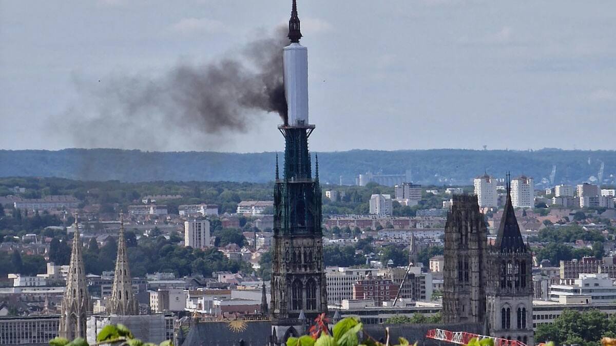 À VOIR | France: incendie en cours sur la flèche de la cathédrale de Rouen