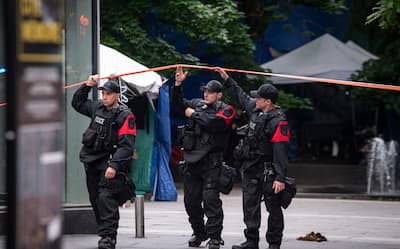 Unos días antes del desmantelamiento del campamento de la plaza Victoria, la policía intervino durante una contramanifestación. La solicitud de acción colectiva atestigua la confiscación de carteles que mostraban la palabra “intifada” durante esta intervención. En árabe,