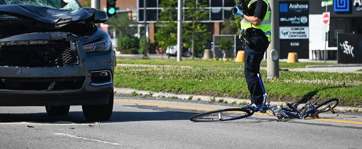 Happé par un VUS à Brossard, un cycliste repose entre la vie et la mort