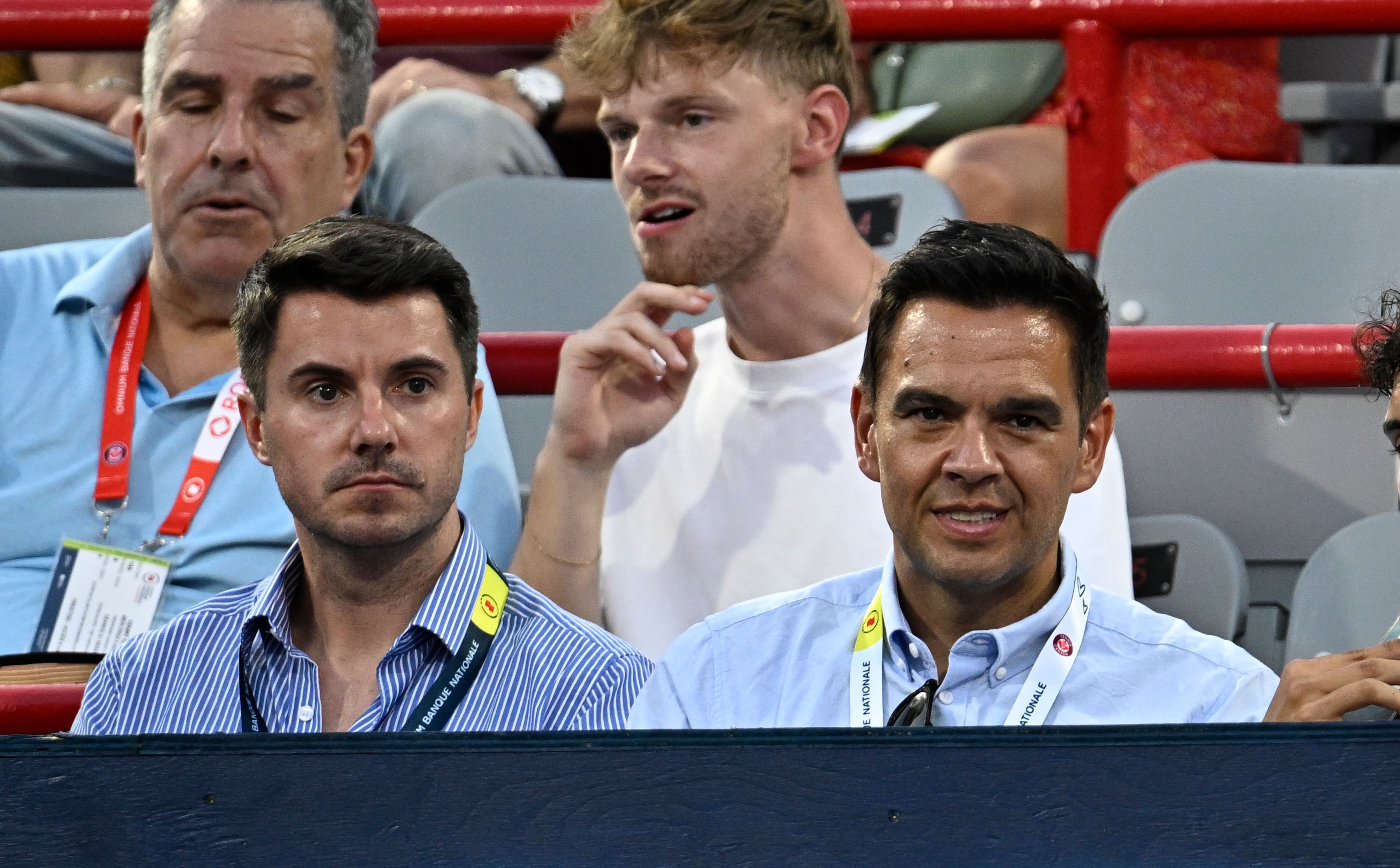 Le chef du Parti libéral du Québec, Charles Milliard (à droite) lors du match entre Daniil Medvedev et Botic van de Zandschulp, le 5 août.